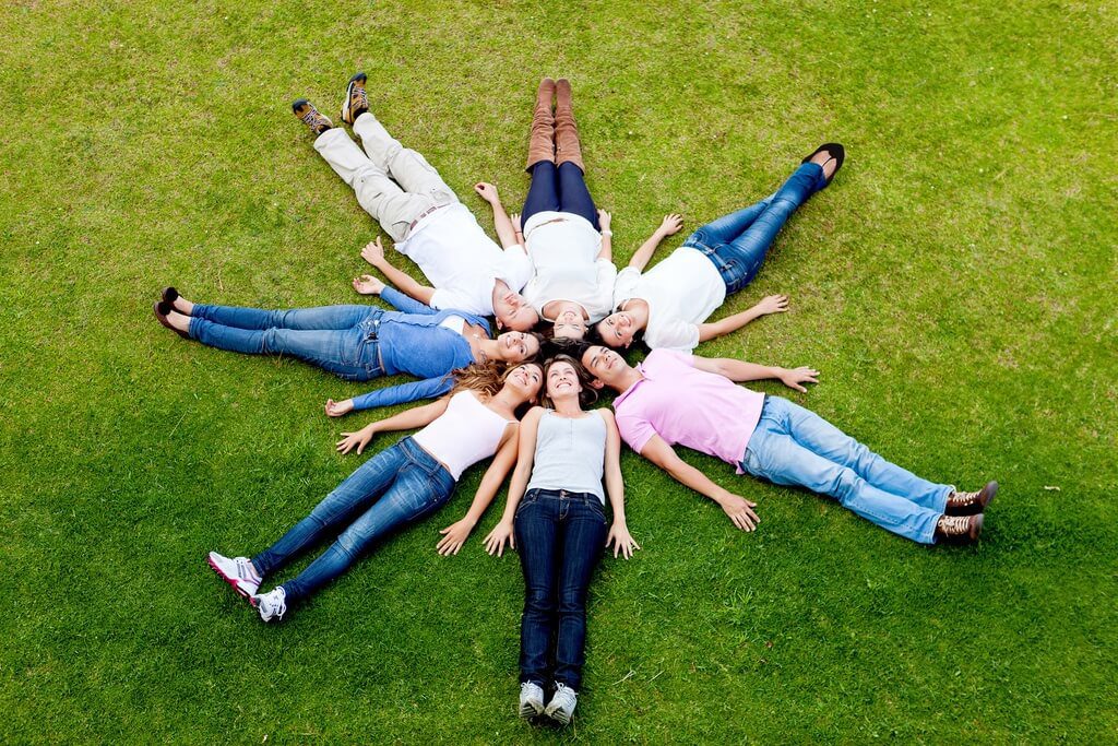 group-of-friends-outdoors-m-1024px-web group-of-friends-outdoors